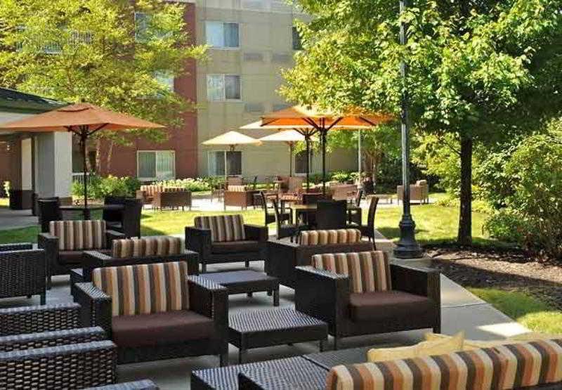 Courtyard Edison Woodbridge Hotel Exterior photo