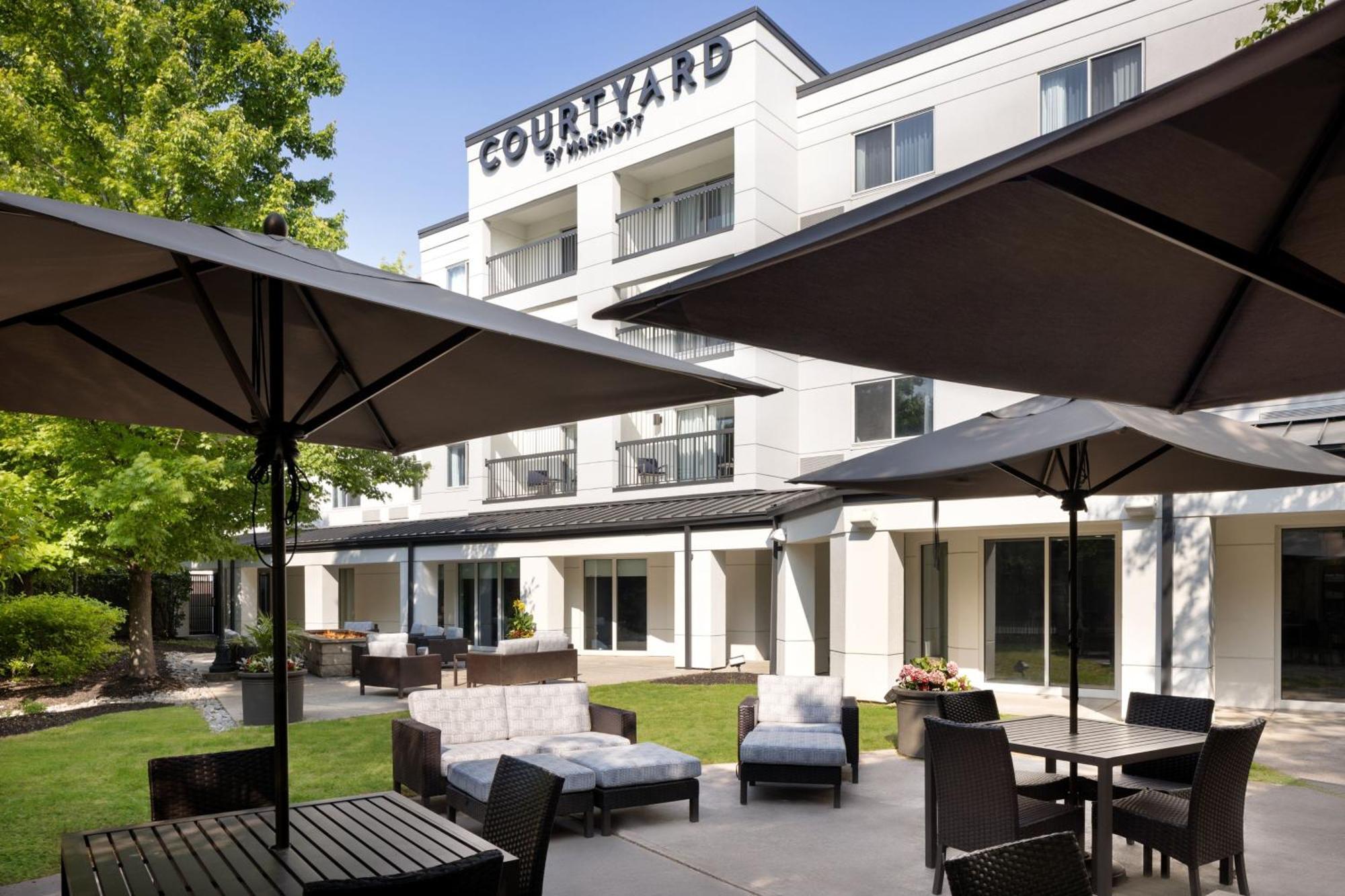 Courtyard Edison Woodbridge Hotel Exterior photo