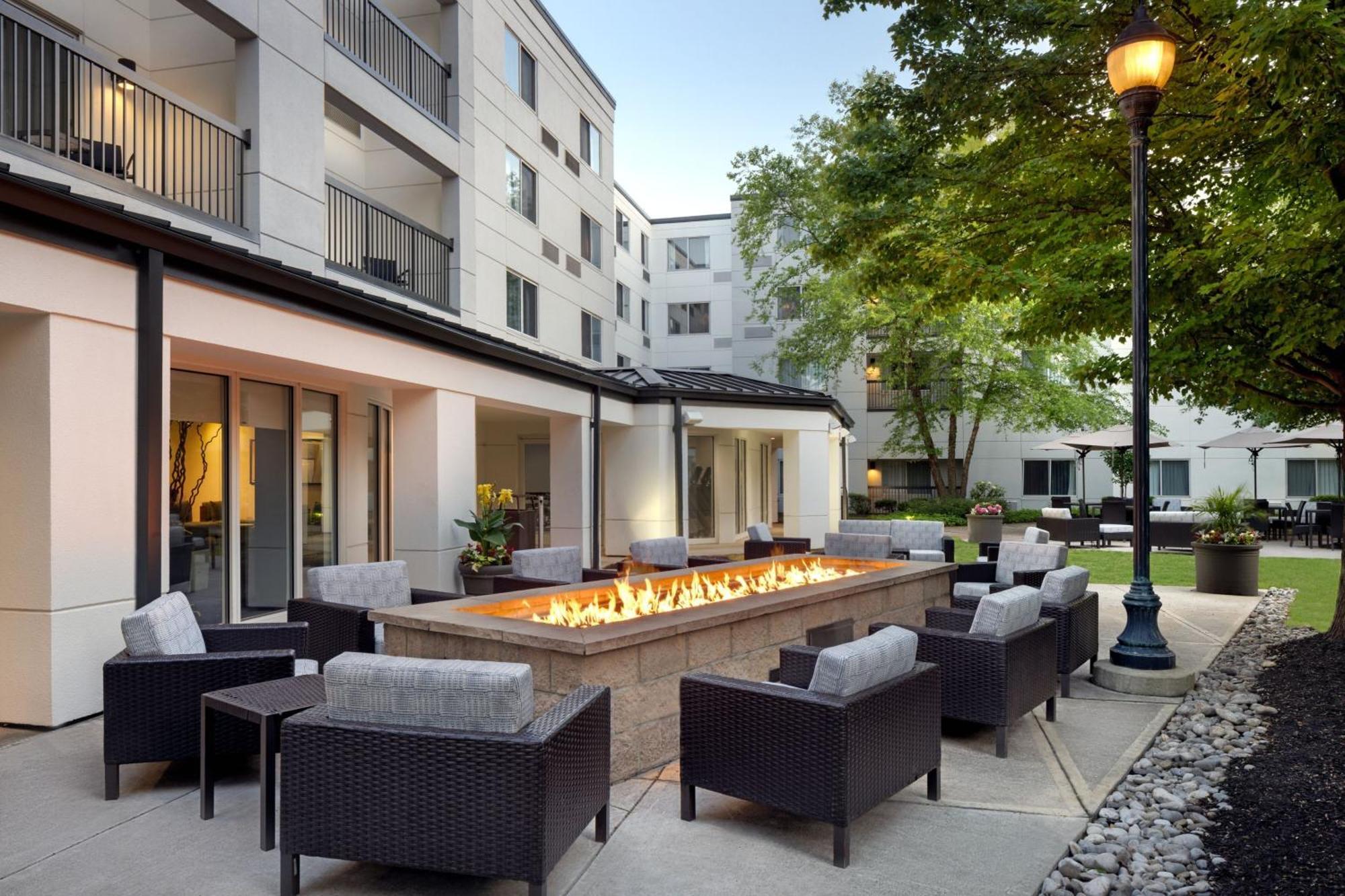 Courtyard Edison Woodbridge Hotel Exterior photo