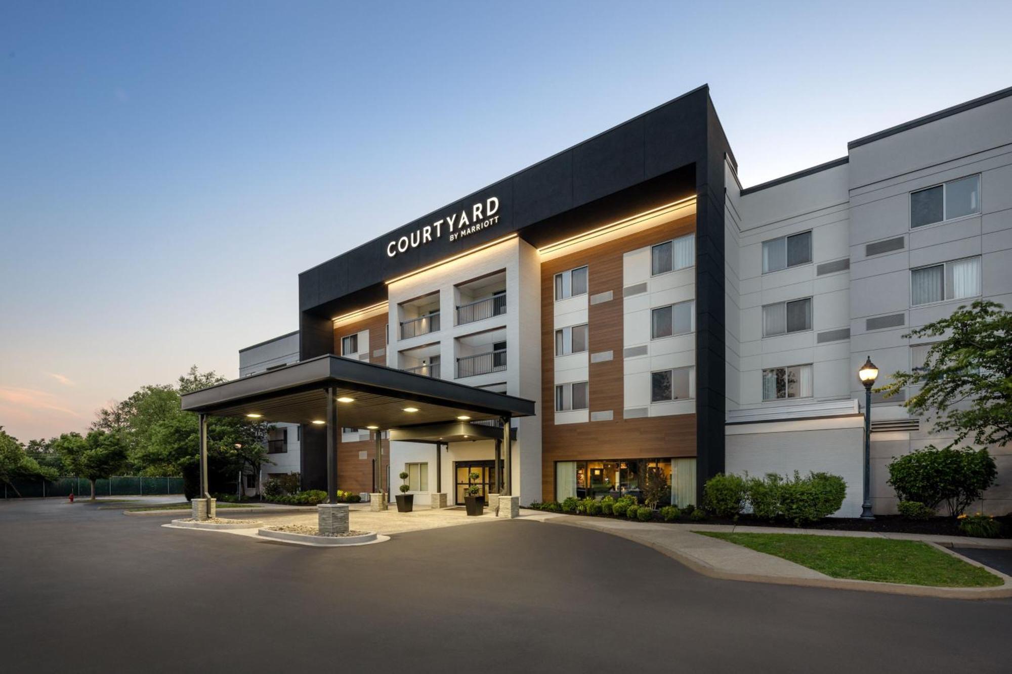 Courtyard Edison Woodbridge Hotel Exterior photo