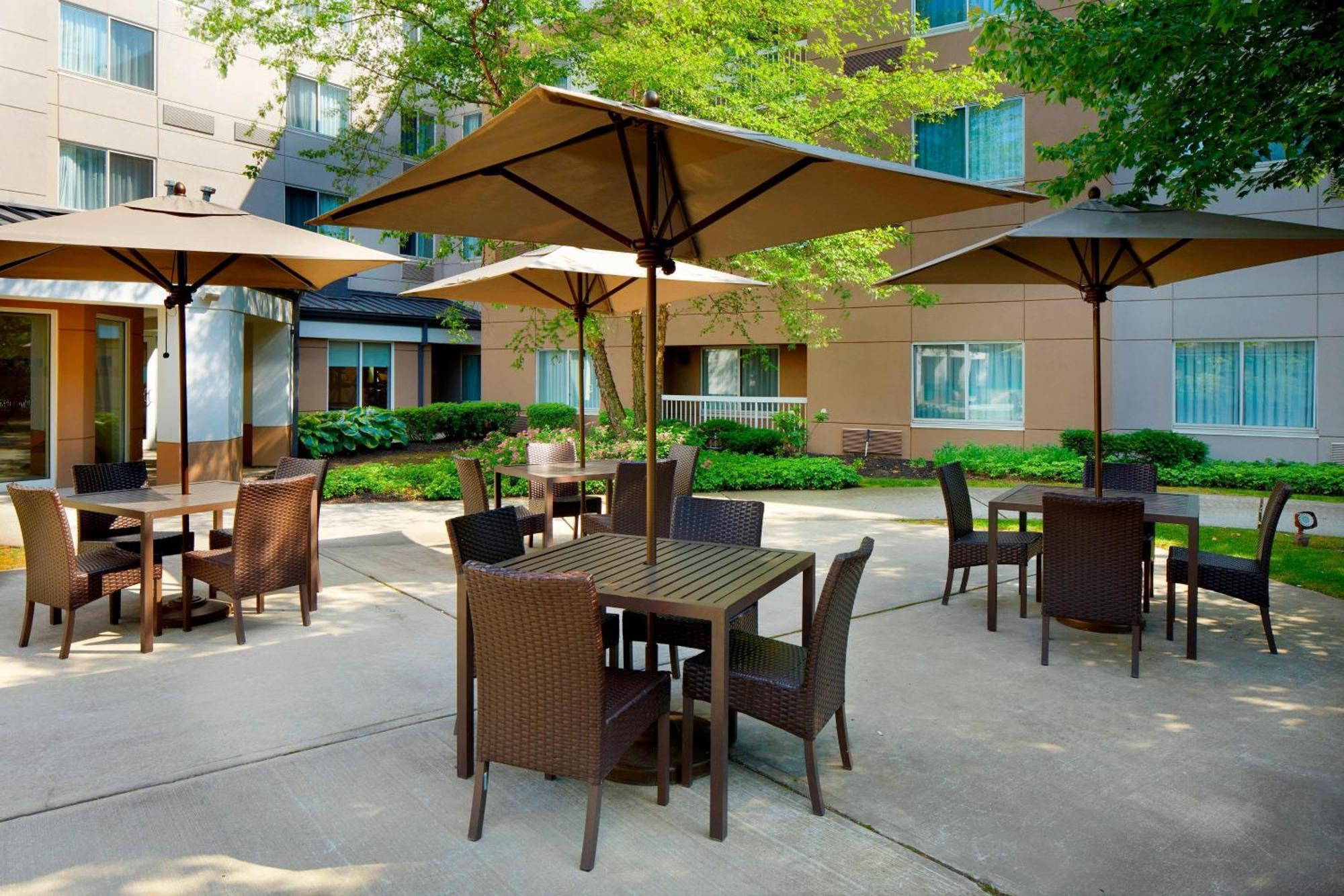 Courtyard Edison Woodbridge Hotel Exterior photo