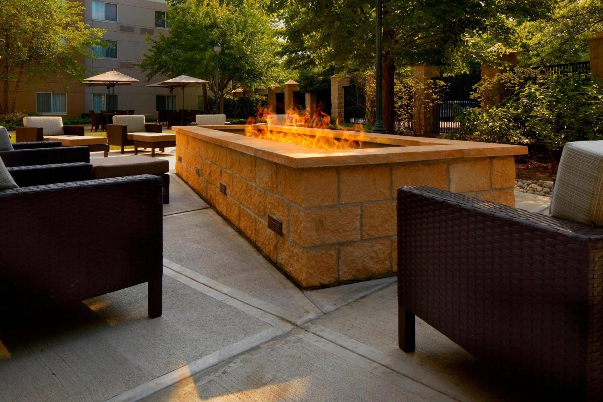 Courtyard Edison Woodbridge Hotel Exterior photo