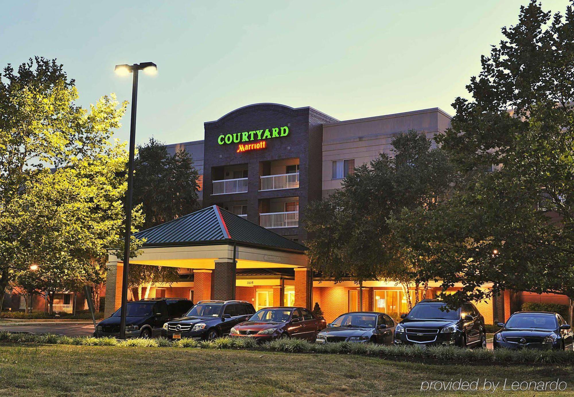 Courtyard Edison Woodbridge Hotel Exterior photo